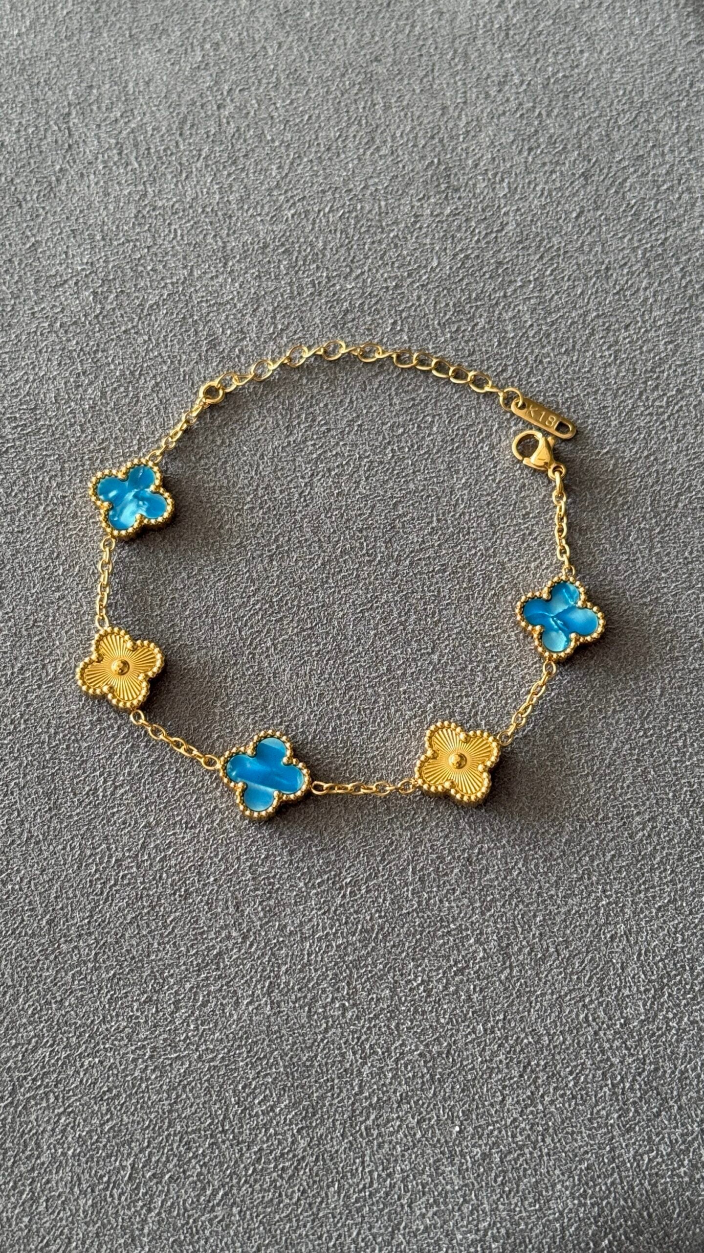 PULSERA TRÉBOL AZUL CLARO / ORO