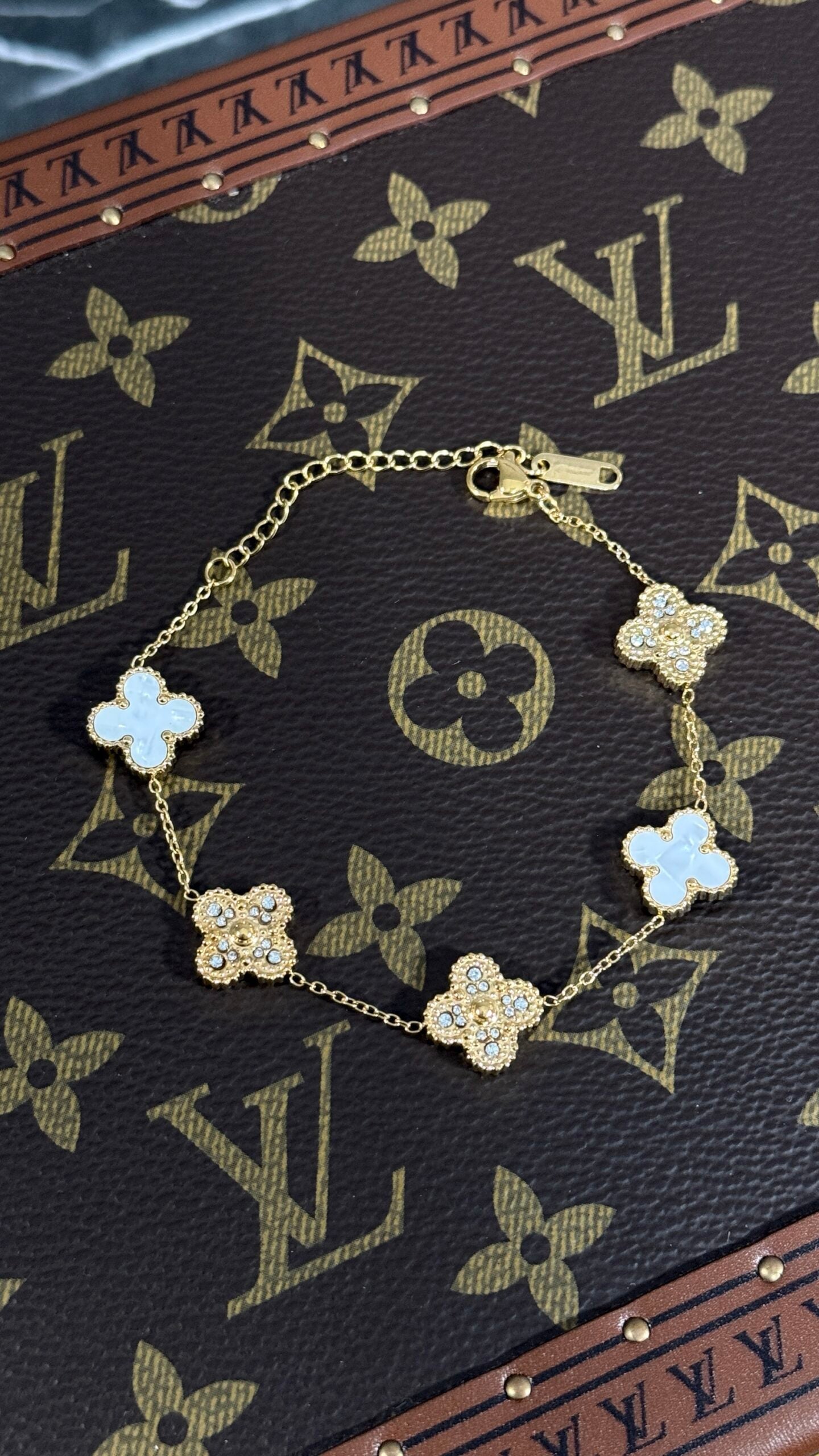 PULSERA TRÉBOL BLANCA / DIAMANTES